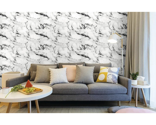 Samolepící panel Mramor Carrara 60 x 30 cm balení 6 ks Obývací pokoj s šedou pohovkou a nástěnnými dlaždicemi se vzhledem mramoru
