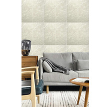 Obývací pokoj s obkladem stěn se vzhledem mramoru, šedou pohovkou a dřevěnými prvky