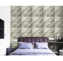 Ložnice s obkladem stěn se vzhledem mramoru, postel a noční stolek