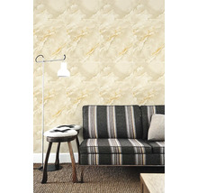 Obývací pokoj s obklady stěn se vzhledem mramoru, stojací lampou a pruhovanou pohovkou.