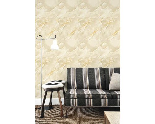 Samolepící panel Mramor Breccia Oniciata 60 x 30 cm balení 6 ks Obývací pokoj s obklady stěn se vzhledem mramoru, stojací lampou a pruhovanou pohovkou.