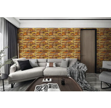 Obývací pokoj s tapetou se vzorem cihel, pohovkou, stolem a dveřmi