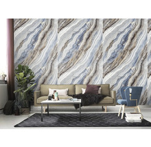 Obývací pokoj s tapetou se vzorem mramoru, pohovkou, křeslem a kobercem.