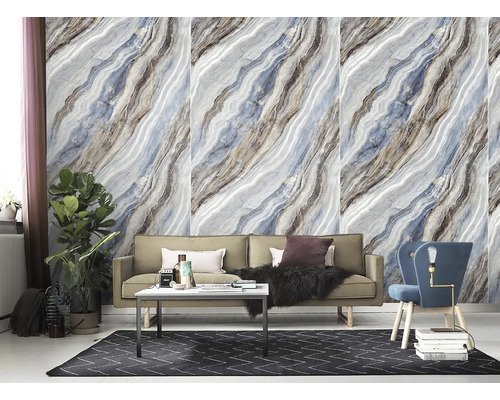 Samolepící panel Quarzit císařská modrá 60 x 30cm, 6ks Obývací pokoj s tapetou se vzorem mramoru, pohovkou, křeslem a kobercem.
