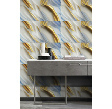 Obkladové dlaždice s abstraktním vzorem ve zlaté a modré barvě za umyvadlem