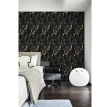 Ložnice s nástěnnými panely ve vzhledu mramoru se zlatými akcenty