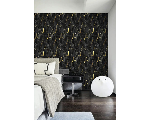 Ložnice s nástěnnými panely ve vzhledu mramoru se zlatými akcenty