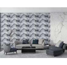 Obývací pokoj s pohovkou, křeslem, konferenčním stolkem a nástěnnými panely v mramorovém designu