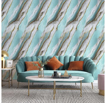 Obývací pokoj s mramorovou tapetou, pohovkou a konferenčním stolkem.