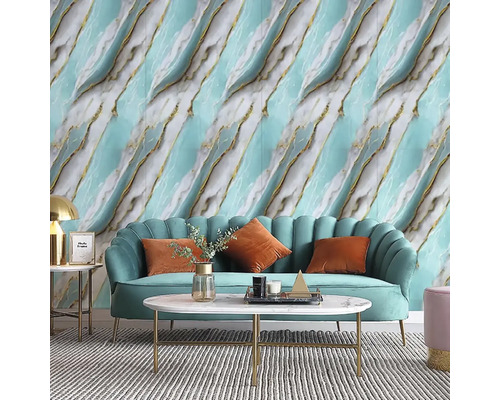 Obývací pokoj s mramorovou tapetou, pohovkou a konferenčním stolkem.