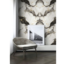 Scéna se židlí před stěnou se vzorem mramoru