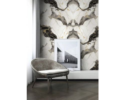 Scéna se židlí před stěnou se vzorem mramoru