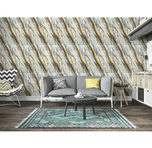 Obývací pokoj s obkladem stěn s mramorovým vzhledem, pohovkou, kobercem a křeslem