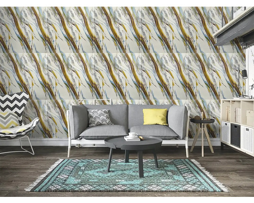 Obývací pokoj s obkladem stěn s mramorovým vzhledem, pohovkou, kobercem a křeslem