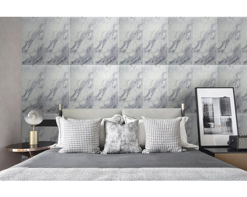 Ložnice s obkladem stěn se vzhledem mramoru, postelí a nočními stolky