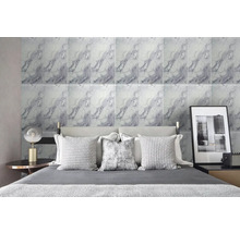 Ložnice s obklady stěn s mramorovým vzhledem, postelí a nočními stolky.