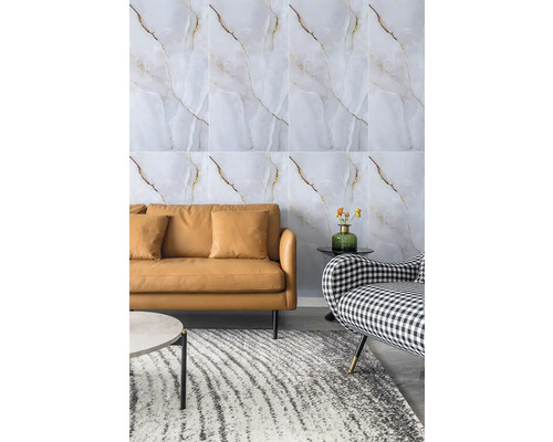 Obývací pokoj s mramorovými obkladovými dlaždicemi, koženou pohovkou a vzorovaným křeslem