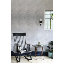 Obývací pokoj s mramorovou tapetou, houpacím křeslem, odkládacím stolkem a rostlinami