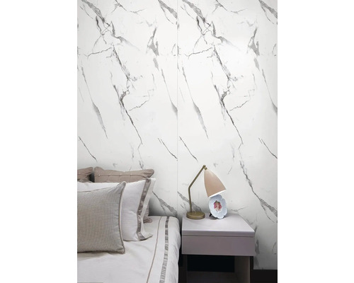 Ložnice s nástěnnými panely se vzhledem mramoru, postelí a nočním stolkem