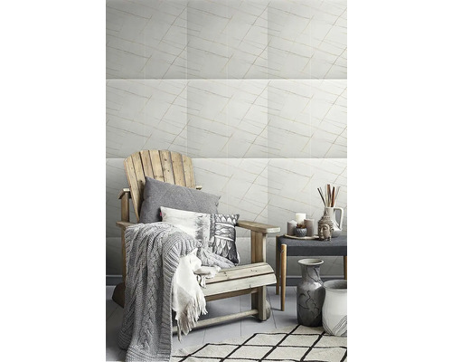 Světlý obývací pokoj s mramorovými obklady, křeslem a dekoracemi pro stylovou atmosféru.