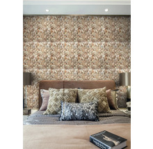 Ložnice s obkladem stěn s kamenným vzhledem za postelí