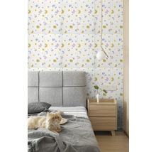 Světlá ložnice s nástěnnými panely, postelí a kočkou