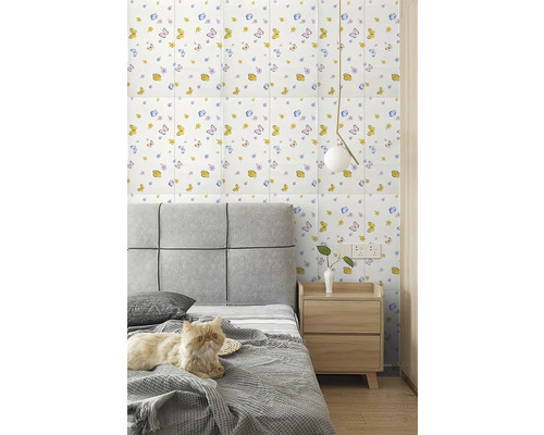 Světlá ložnice s nástěnnými panely, postelí a kočkou