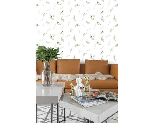 Obývací pokoj s květinovou tapetou, pohovkou, konferenčním stolkem a dekoracemi pro světlou a přátelskou atmosféru.