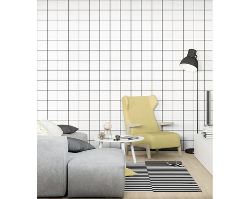 Obývací pokoj s pohovkou, křeslem, lampou, stolem a tapetou se čtvercovým vzorem