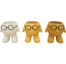 Tři květináče s designem brýlí