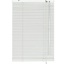 Bílé žaluzie s vodorovnými lamelami na okna