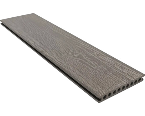 Terasa z plastu s dřevěnou strukturou