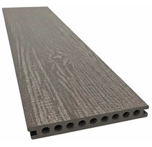 Terasa z kompozitního materiálu s dřevěnou strukturou