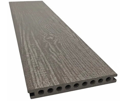 Terasa z kompozitního materiálu s dřevěnou strukturou