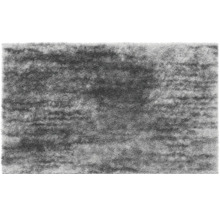 Šedý koberec s vysokým vlasem