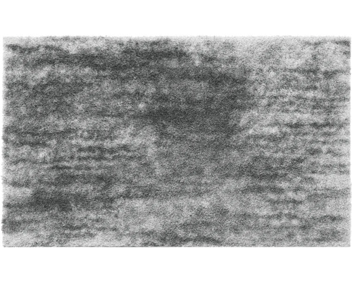 Šedý koberec s vysokým vlasem