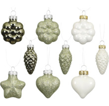 Různé vánoční koule ve tvaru hvězd, srdcí a šišek