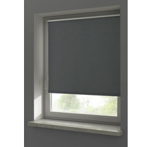 Šedá roleta v okně pro regulaci světla