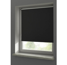 Pohled na okno s černou roletou.