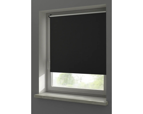 Pohled na okno s černou roletou.