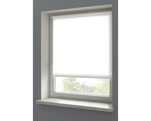 Okno s bílou roletou pro ochranu proti slunci