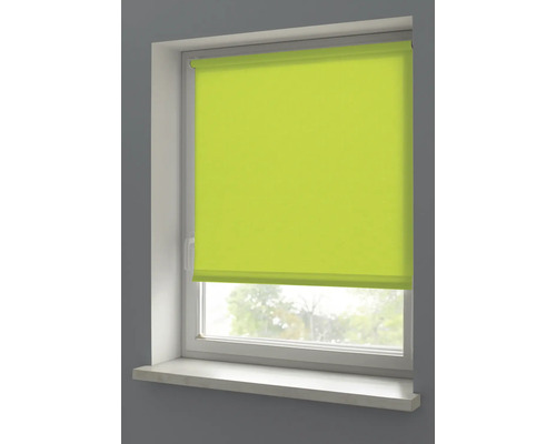 Zelená roleta v okně pro regulaci světla a soukromí.