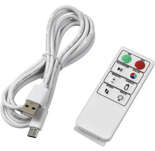 Bílý USB kabel a dálkové ovládání