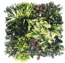 Stěna z umělých rostlin s různými umělými rostlinami