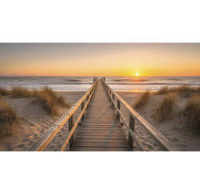 Dřevěná lávka na pláži při západu slunce