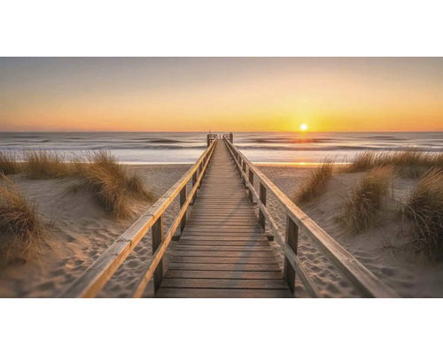 Dřevěná lávka na pláži při západu slunce