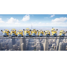 Skupina žlutých Mimoňů v lacláčích sedí na střeše s výhledem na město.