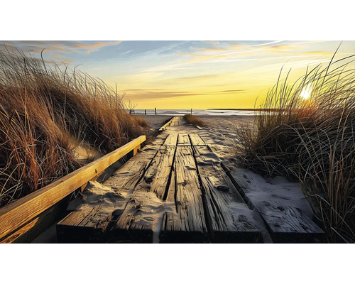 Dřevěný chodník vedoucí přes duny k pláži při západu slunce