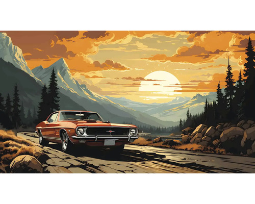 Veterán projíždí silnicí malebnou horskou krajinou při západu slunce.