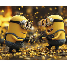 Dva žlutí Mimoňové s brýlemi interagují s mikrofonem v zdobeném prostředí